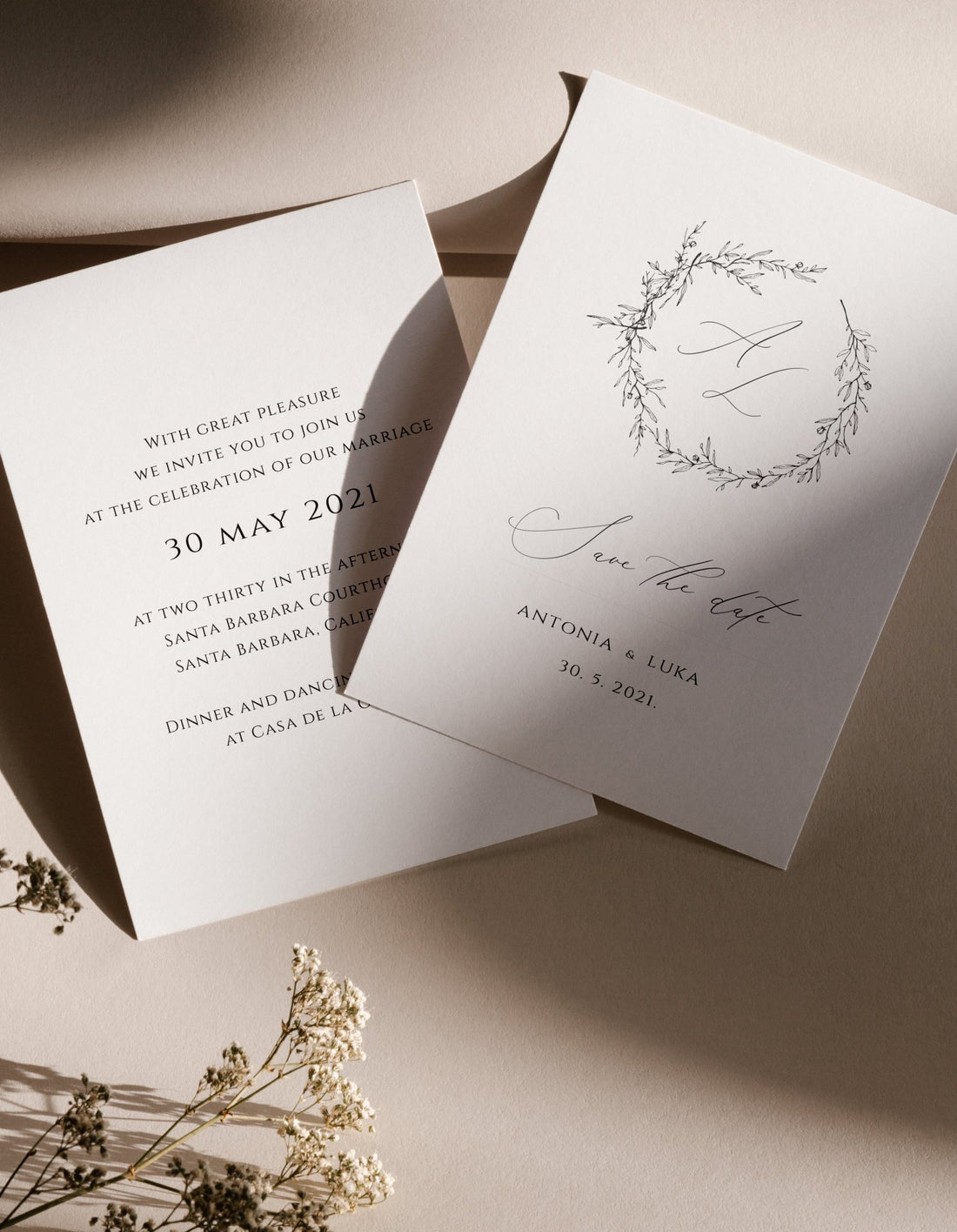 Personalizirane pozivnice za vjenčanje s svevremenskim dizajnom printane na teksturiranom visoko kvalitetnom papiru.