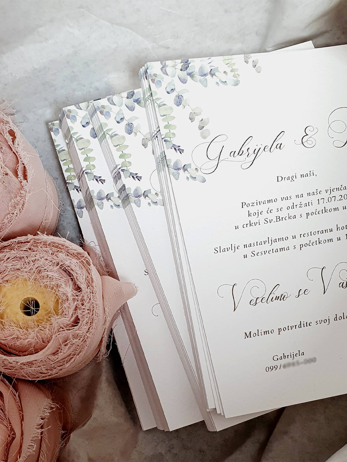 "Pozivnica za vjenčanje s elegantnim eukaliptusovim grančicama u dizajnu i skladnim slovima