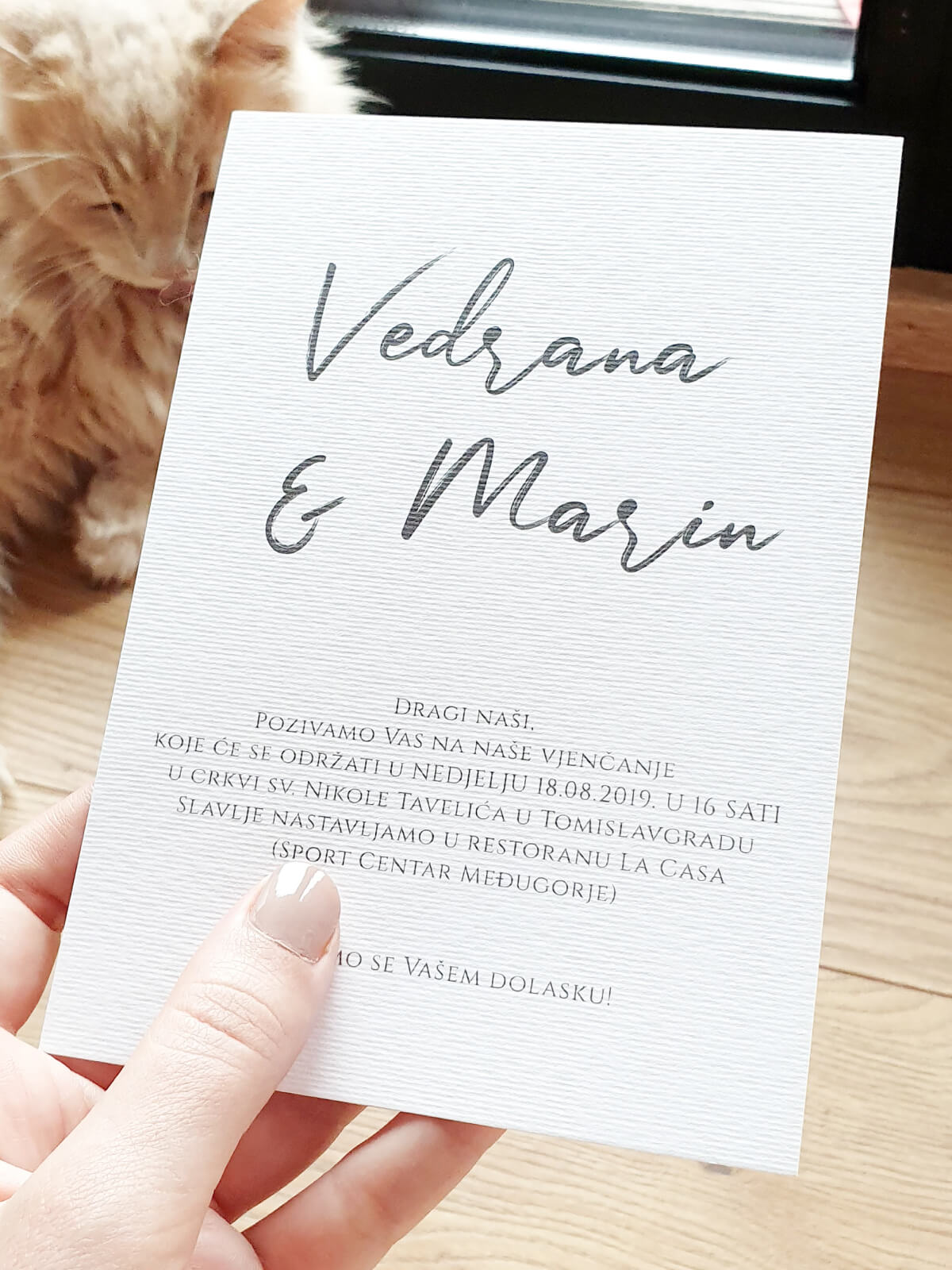 Moderni dizajn pozivnice za vjenčanje s imenima mladenaca u središtu i minimalističkim detaljima