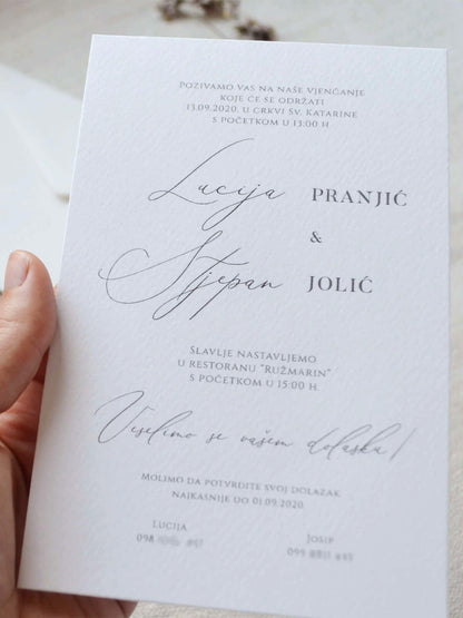 Minimalistička pozivnica za vjenčanje s divljim cvijećem i delikatnim kaligrafskim pisanjem