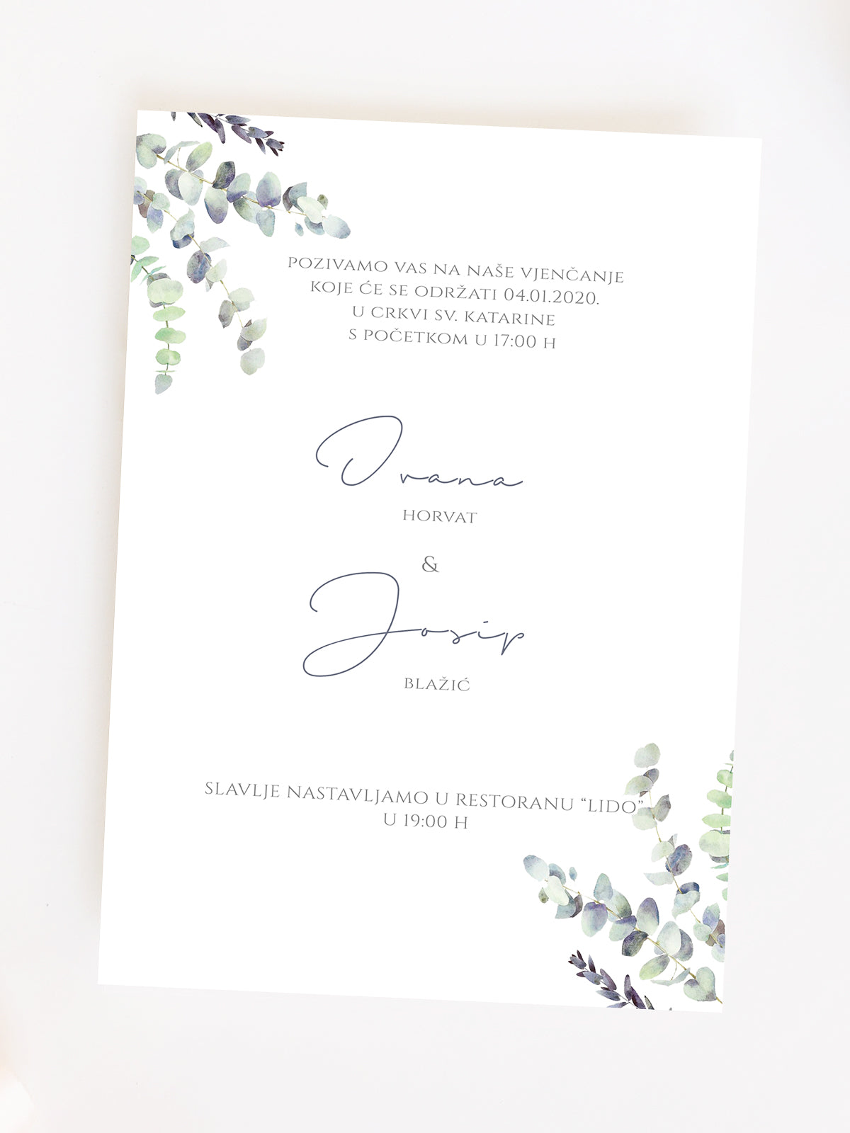 Svijetla pozivnica za vjenčanje s nježnim eukaliptusovim granama i čistim dizajnom