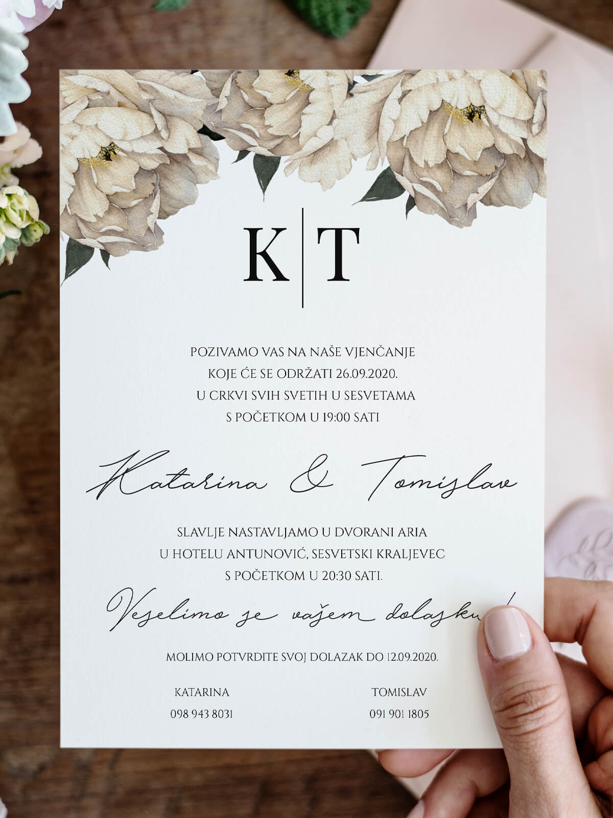 Pozivnica za vjenčanje s personaliziranim inicijalima i cvjetnim dizajnom peonija u pozadini
