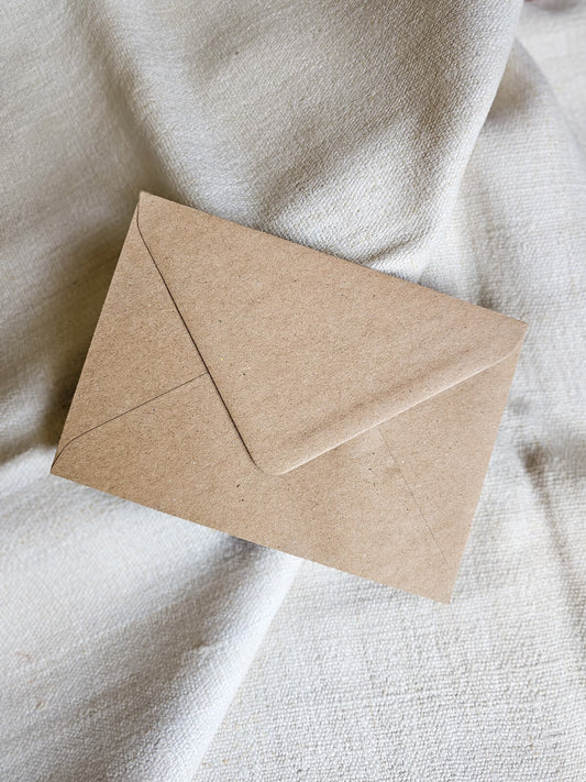 Craft kuverta za pozivnice za vjenčanje na prirodnoj tkanini, rustikalni stil za vjenčanja