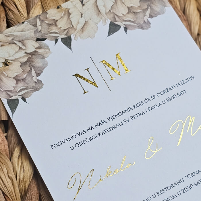 Pregled pozivnice za vjenčanje s eukaliptusom i zlatotiskom, elegantan dizajn na pletenoj pozadini