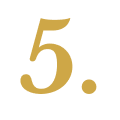 Zlatna brojka pet na bijeloj pozadini, elegantan numerički simbol za vjenčane tablice ili brojanje stranica